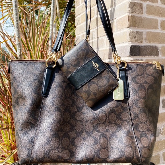Coach Handbags - 🌺🌺 Coach Large Tote brown FREE Wristlet